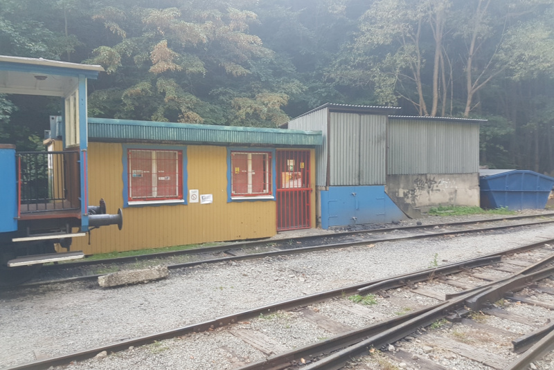  Staviame staničnú budovu