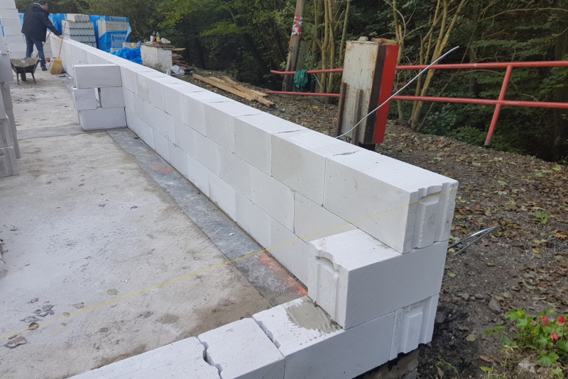  Staviame staničnú budovu