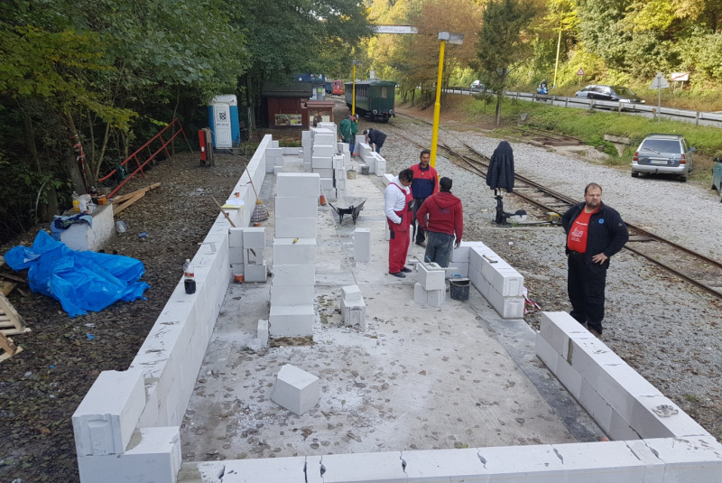  Staviame staničnú budovu