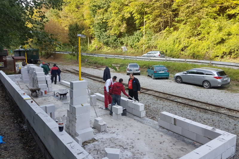  Staviame staničnú budovu