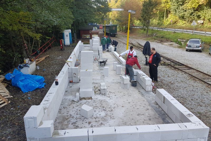  Staviame staničnú budovu