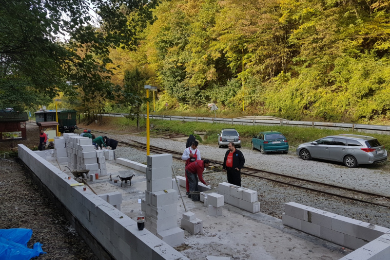  Staviame staničnú budovu