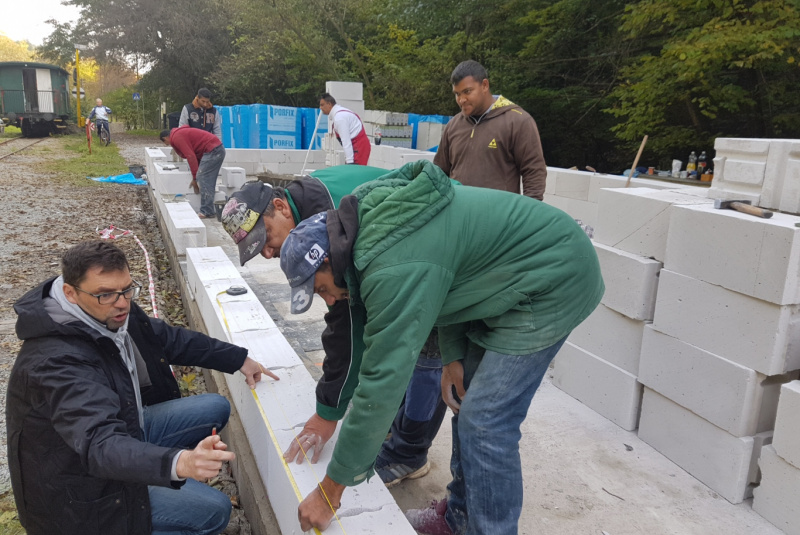  Staviame staničnú budovu