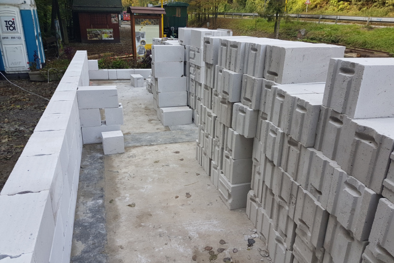  Staviame staničnú budovu