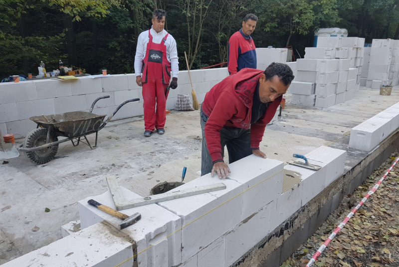  Staviame staničnú budovu