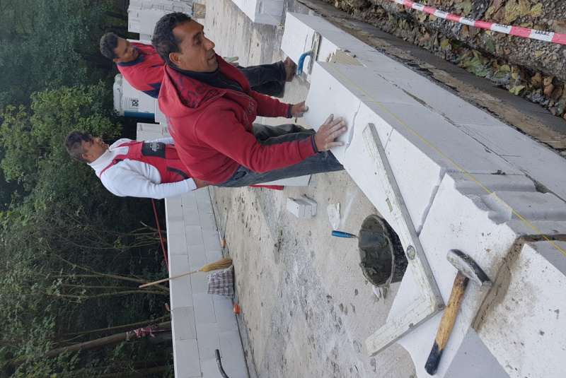  Staviame staničnú budovu