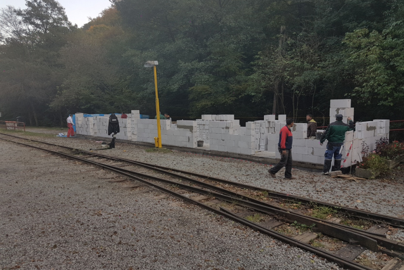  Staviame staničnú budovu