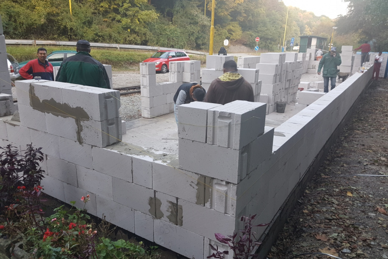  Staviame staničnú budovu