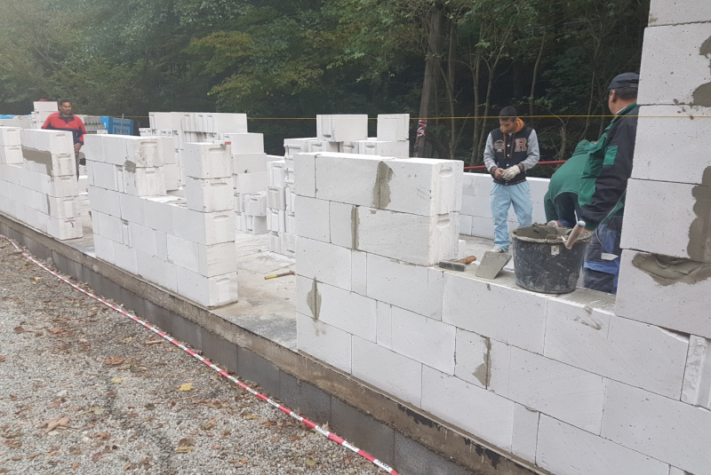  Staviame staničnú budovu