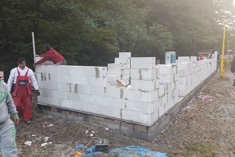  Staviame staničnú budovu