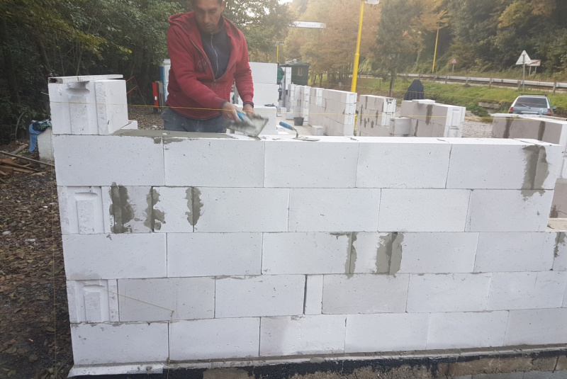  Staviame staničnú budovu