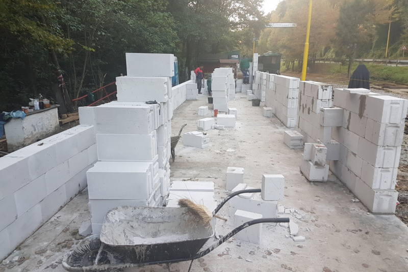  Staviame staničnú budovu