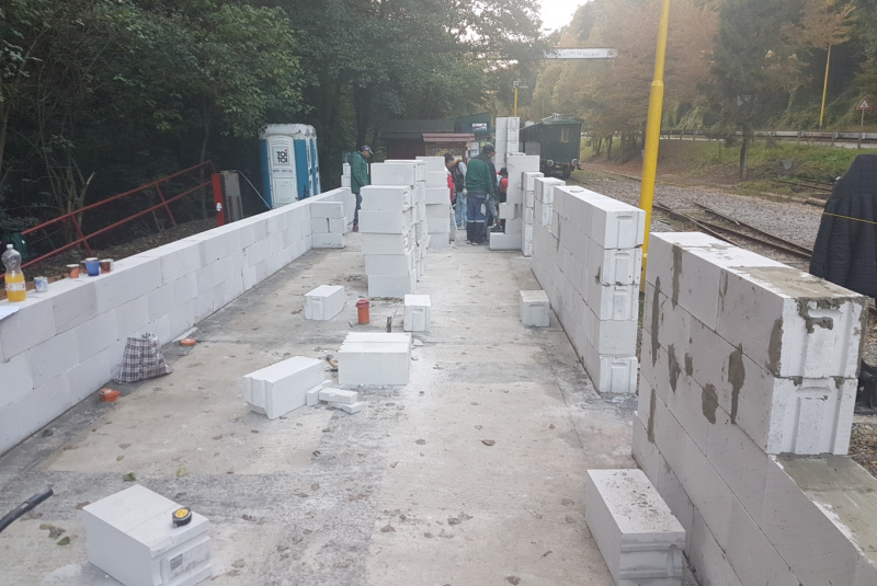  Staviame staničnú budovu