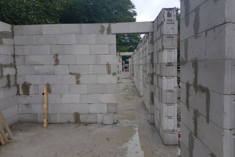  Staviame staničnú budovu