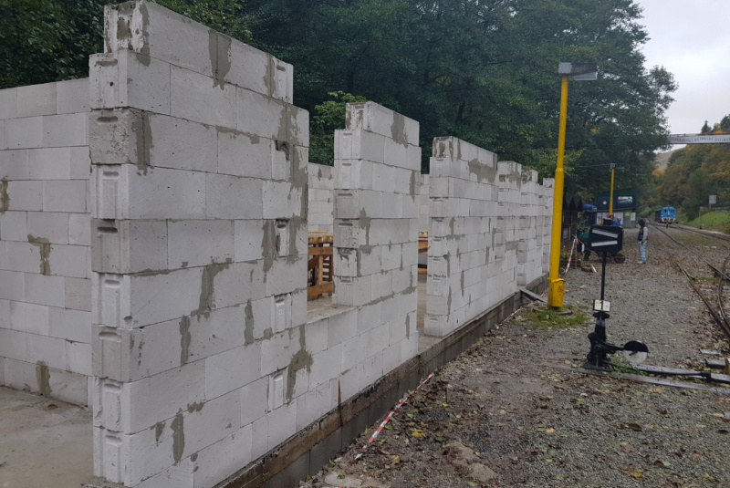  Staviame staničnú budovu