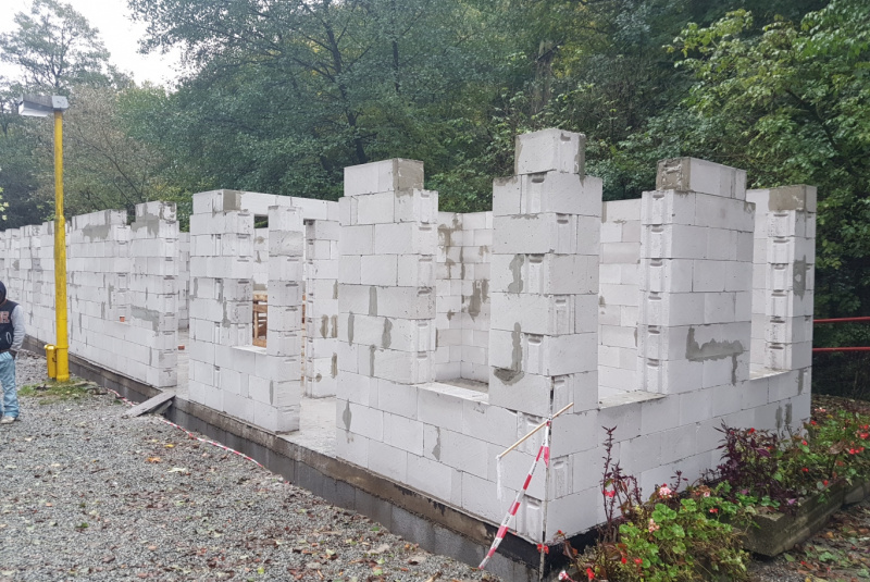  Staviame staničnú budovu