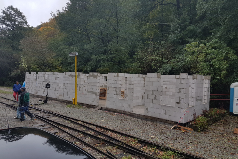  Staviame staničnú budovu