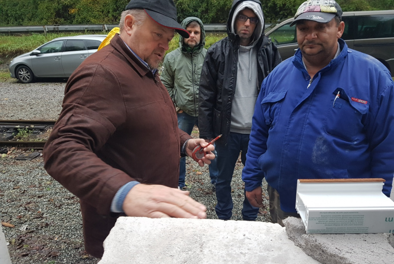  Staviame staničnú budovu