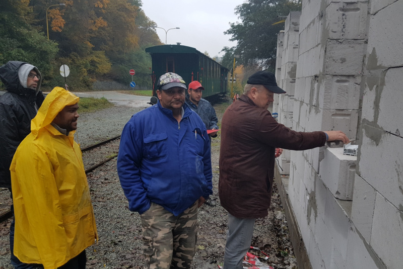  Staviame staničnú budovu