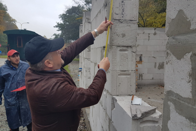  Staviame staničnú budovu