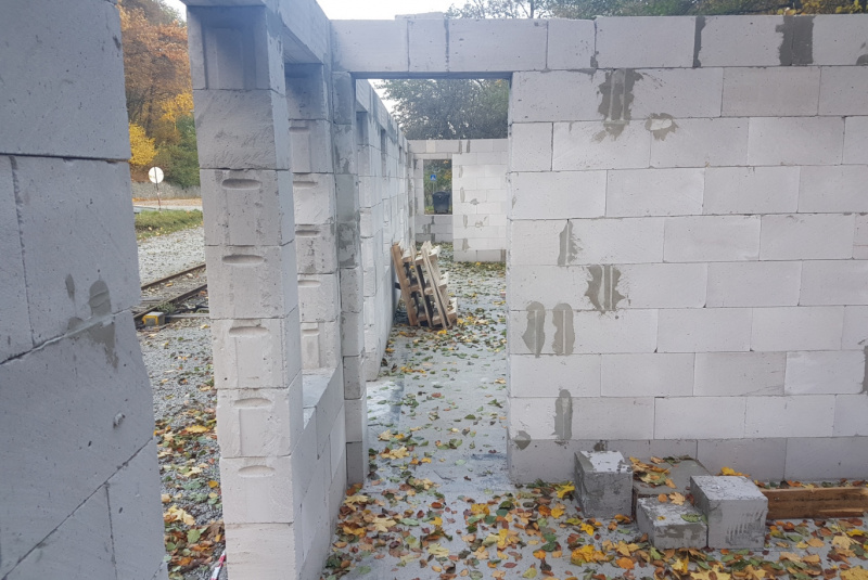  Staviame staničnú budovu