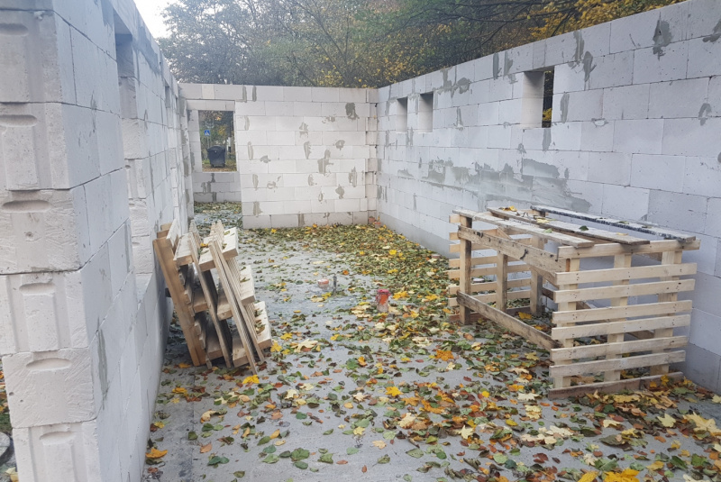  Staviame staničnú budovu