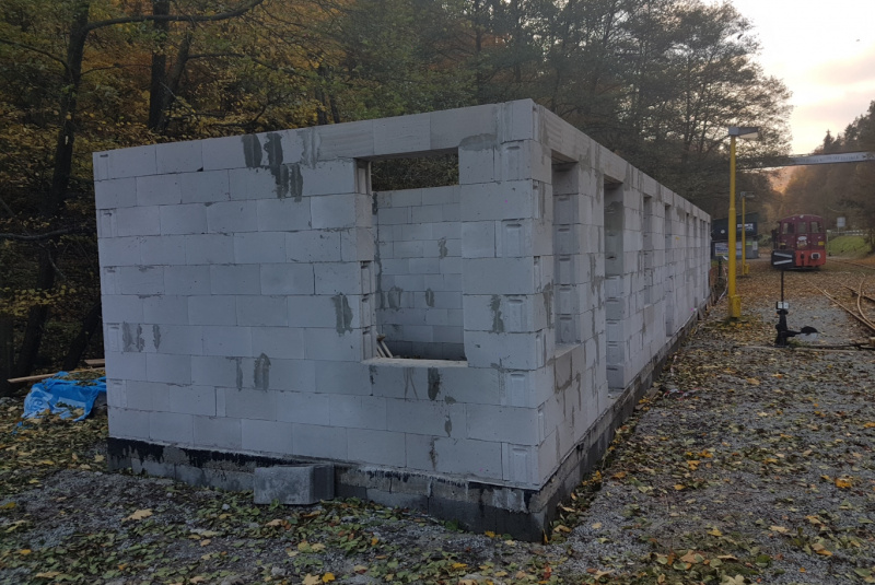  Staviame staničnú budovu