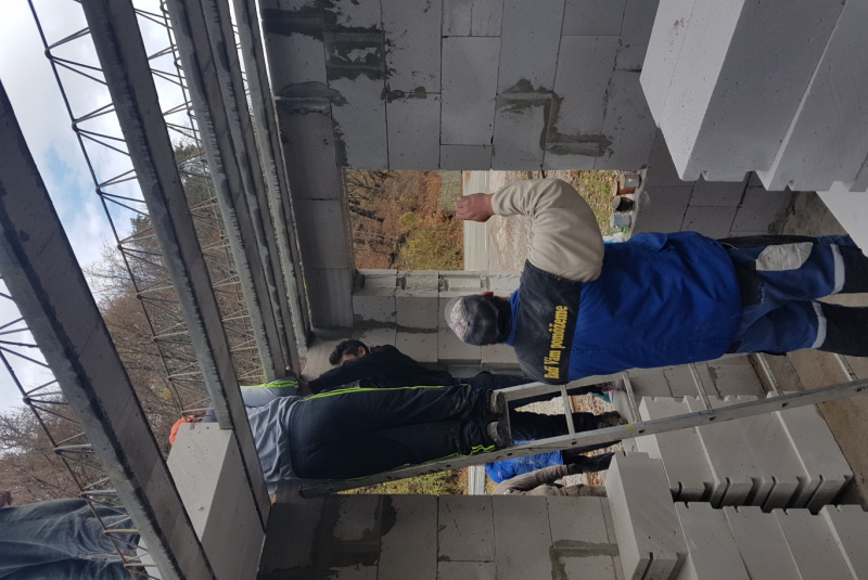  Staviame staničnú budovu