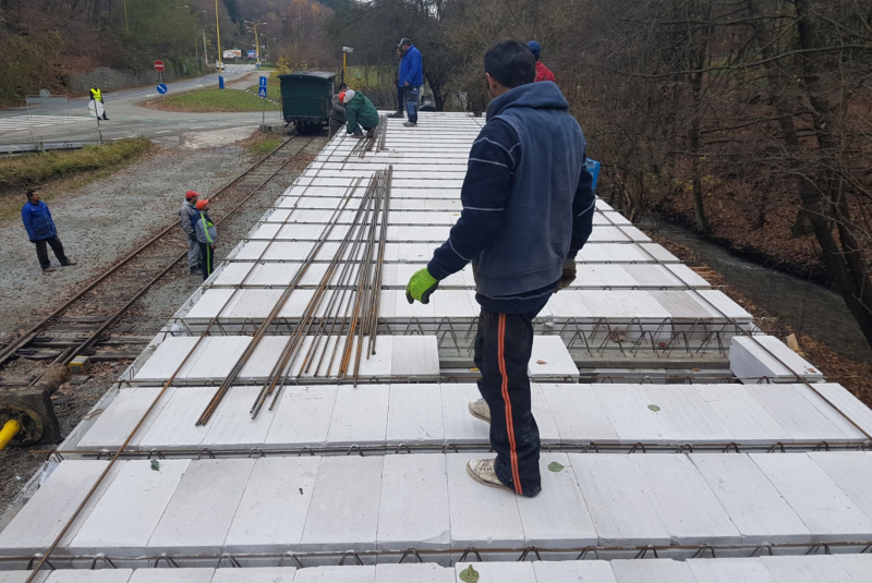  Staviame staničnú budovu