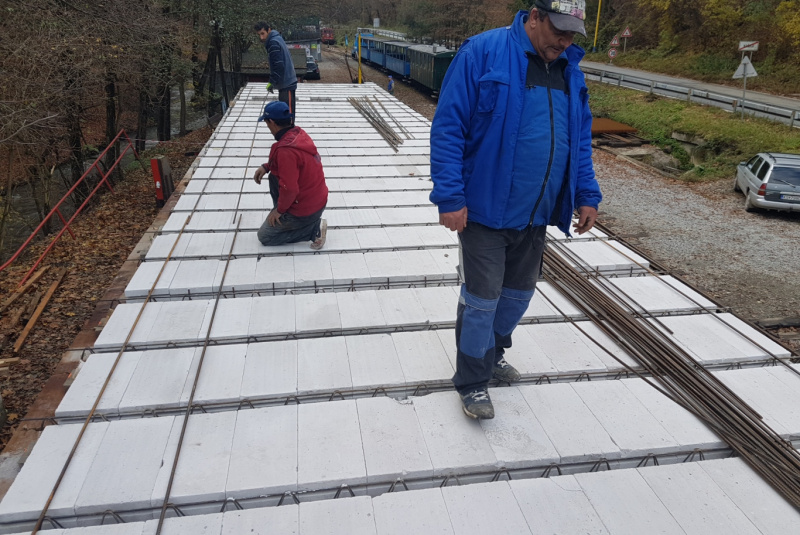  Staviame staničnú budovu