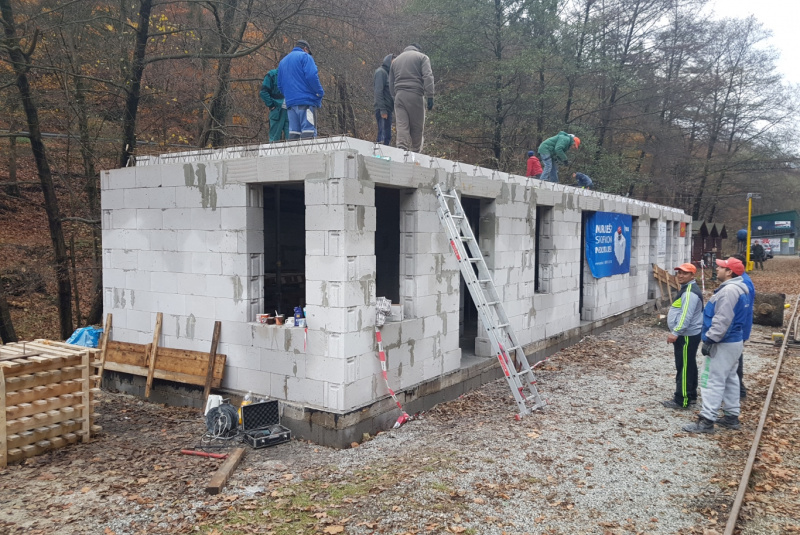  Staviame staničnú budovu