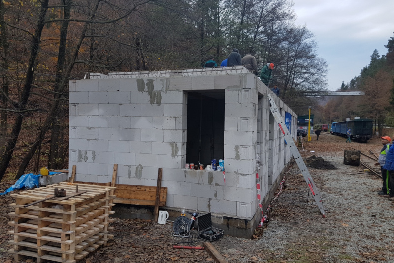  Staviame staničnú budovu