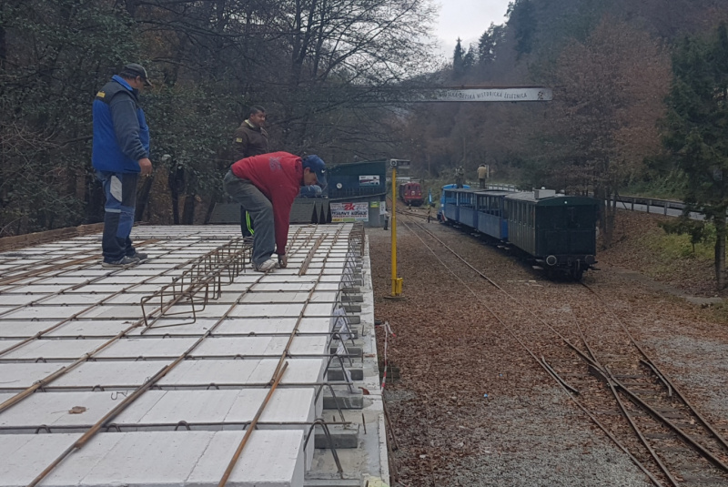  Staviame staničnú budovu