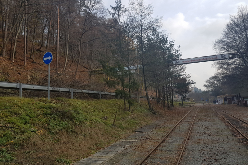  Staviame staničnú budovu