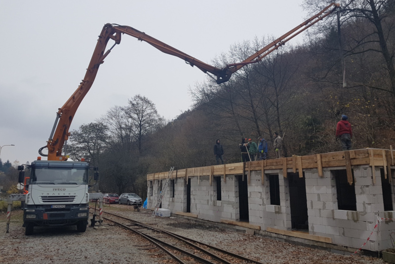  Staviame staničnú budovu