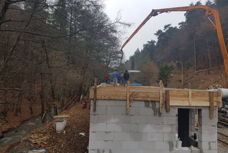  Staviame staničnú budovu