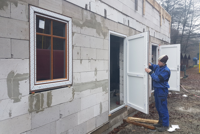  Staviame staničnú budovu