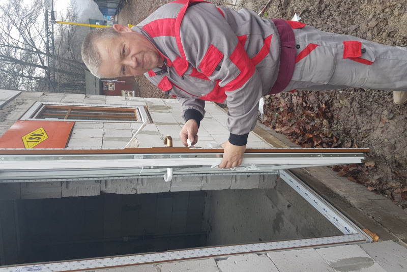  Staviame staničnú budovu