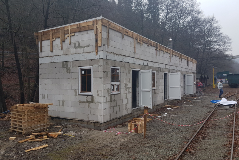  Staviame staničnú budovu