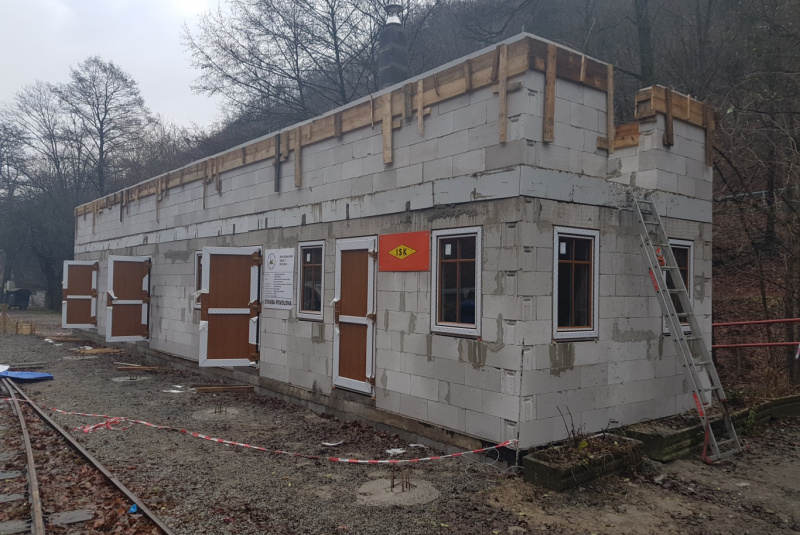  Staviame staničnú budovu