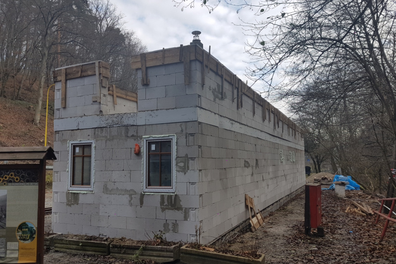  Staviame staničnú budovu