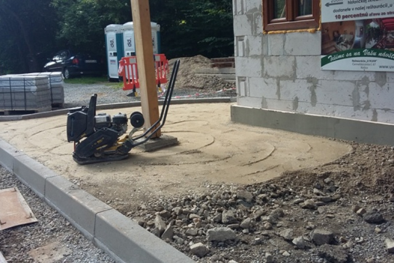 Výstavba nového nástupišťa Výstavba nového nástupišťa