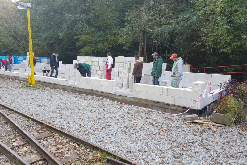 Staviame staničnú budovu Staviame staničnú budovu