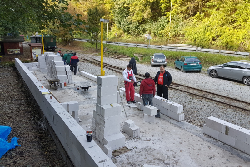 Staviame staničnú budovu Staviame staničnú budovu