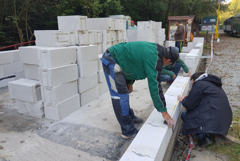 Staviame staničnú budovu Staviame staničnú budovu