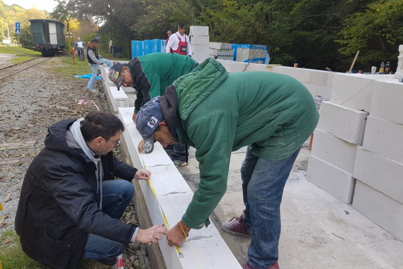 Staviame staničnú budovu Staviame staničnú budovu