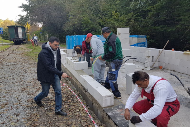 Staviame staničnú budovu Staviame staničnú budovu