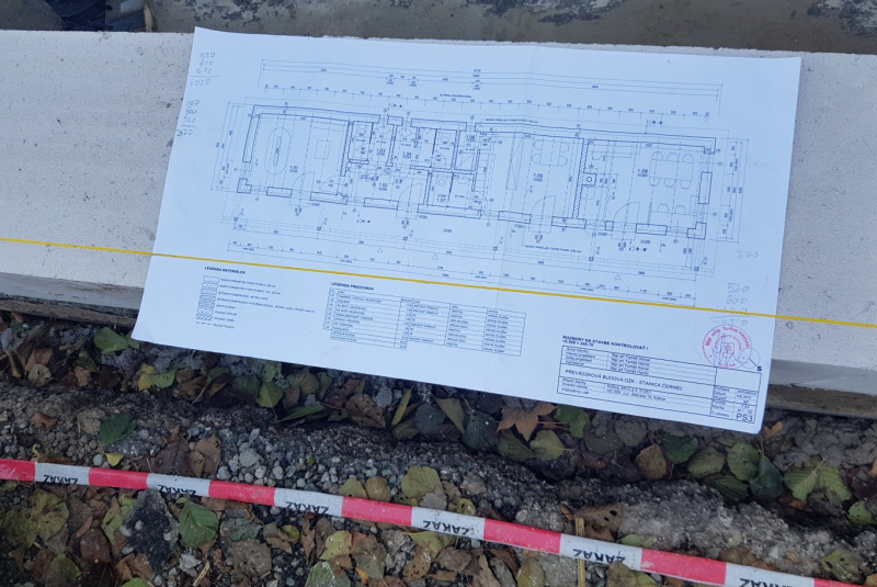 Staviame staničnú budovu Staviame staničnú budovu