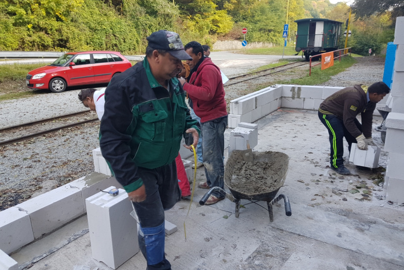 Staviame staničnú budovu Staviame staničnú budovu