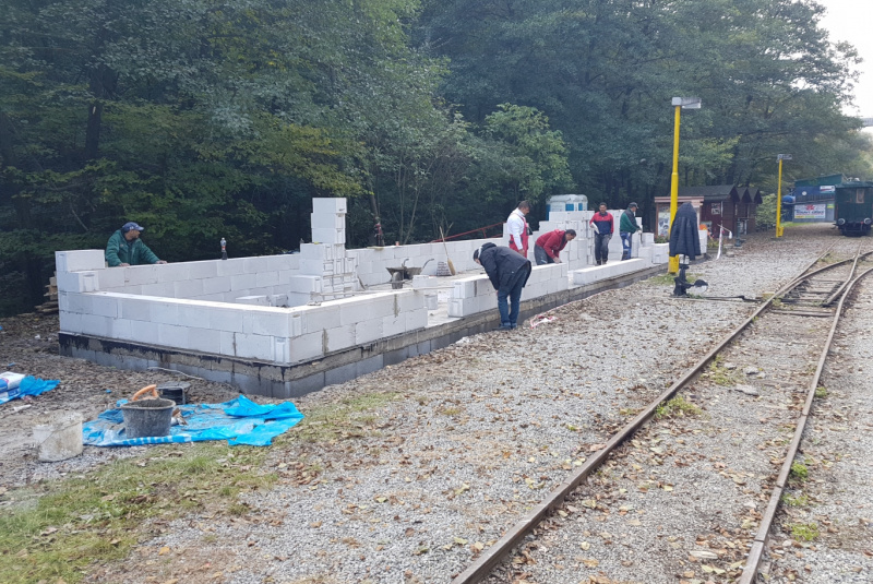 Staviame staničnú budovu Staviame staničnú budovu